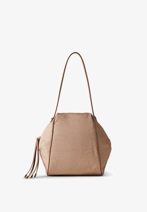 Braune Handtasche aus genarbtem Leder mit abgerundeter Form, langem Riemen und Quasten-Detail an der Seite. Verfügt über goldfarbene Metallakzente.