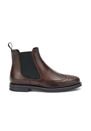 Stivale Chelsea in pelle marrone con pannelli elastici laterali, dettaglio brogue sulla punta e suola in gomma nera. Linguetta sul retro per una facile calzata.