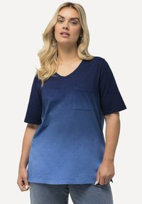 Kortärmad blå gradient V-ringad t-shirt med ficka. Mjuk tyg, slät textur, har mörk marinblå vid toppen som övergår till ljusare blå.