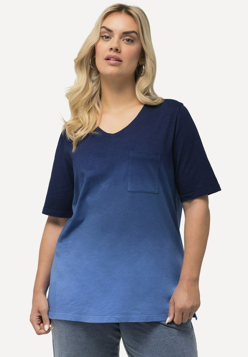 Kortärmad blå gradient V-ringad t-shirt med ficka. Mjuk tyg, slät textur, har mörk marinblå vid toppen som övergår till ljusare blå.