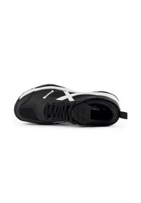 Scarpa sportiva nera con tomaia in mesh e tessuto, logo e dettagli bianchi, punta rotonda, suola flessibile e design con lacci.