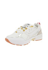 Hvit atletisk sneakers med sølv detaljer, mesh- og skinnmaterialer, gule snøredetaljer, oransje gummisåle og en rød hæltab.
