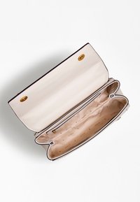 Bolso de mano en cuero sintético blanco con un cierre de botón dorado, que presenta un forro interior beige con un patrón triangular repetido.