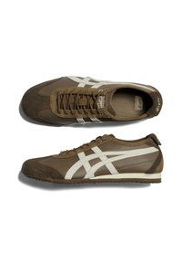 Brązowe buty sportowe z gładkiej skóry i zamszu, z białymi paskami po bokach, okrągłym czubkiem i teksturowaną gumową podeszwą.