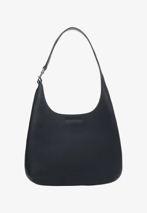 Fekete bőrből készült válltáska ívelt felső résszel, egyetlen pánttal és finoman dombornyomott márkajelzéssel a sima felületen.