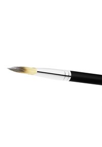 Pennello piatto con punte di setole sintetiche affusolate, manico nero e ferrule argentato. Texture liscia e accenti metallici lucidi.