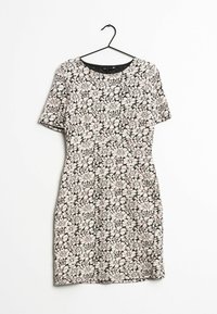 Blumenkleid mit kurzen Ärmeln, schwarzer Hintergrund, zartes Muster aus rosa und weißen Blumen, runder Ausschnitt, bis zur Mitte des Oberschenkels, sichtbare Stoffstruktur.