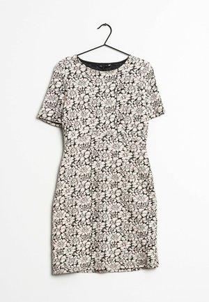 Blumenkleid mit kurzen Ärmeln, schwarzer Hintergrund, zartes Muster aus rosa und weißen Blumen, runder Ausschnitt, bis zur Mitte des Oberschenkels, sichtbare Stoffstruktur.