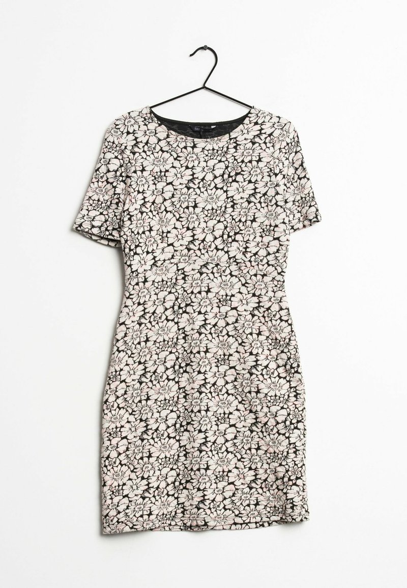 Kwiatowa sukienka z krótkim rękawem, czarne tło, delikatny wzór różowych i białych kwiatów, okrągły dekolt, długość do połowy uda, widoczna faktura materiału.