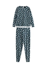 Tvådelad pyjamas i mörkblått med vita prickar. Långärmad topp och byxor med elastisk midja, gjorda av mjukt och bekvämt tyg.