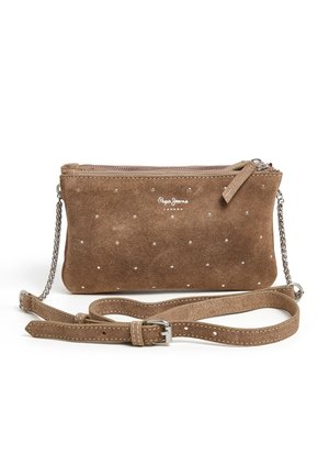 Kleine bruine suède crossbodytas met zilveren studs, ritssluiting, verstelbare band en zilveren kettingdetail.