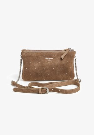 Kleine bruine suède crossbodytas met zilveren studs, ritssluiting, verstelbare band en zilveren kettingdetail.
