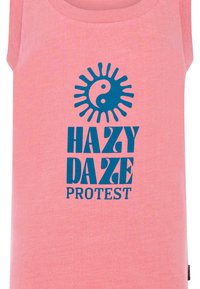 Top senza maniche rosa realizzato in cotone, con una grafica blu di un sole e del simbolo yin-yang accompagnata dalla scritta "HAZY DAZE PROTEST". Texture liscia.
