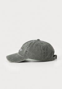 Cappellino da baseball grigio con visiera curvata, texture in tessuto, cinturino posteriore per regolazione, con testo ricamato bianco sulla parte frontale.