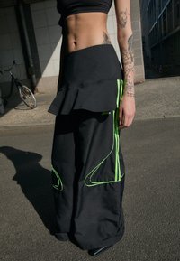 adidas Originals - TEAMGEIST - Joggebukse - black/signal green Miniatyrbilde 1