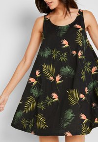 Abito nero senza maniche con un design svasato, caratterizzato da motivi floreali in rosa e verde. Tessuto morbido con una vestibilità comoda.