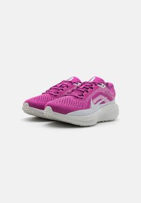 Rózsaszín fut shoes, lélegző hálós felsőrésszel, fehér kiegészítőkkel, texturált talppal és párnázott középtalppal a kényelem érdekében.