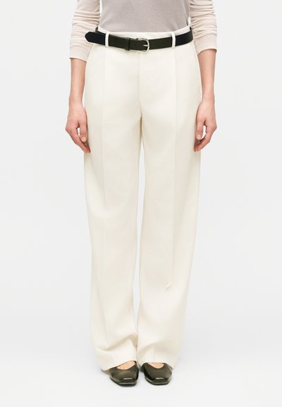 Hose mit weitem Bein aus hellcremefarbenem Stoff, mit hoher Taille, vorderen Falten und einem schwarzen Gürtel. Glatte Textur mit klarem Design.