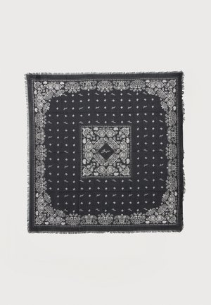 Μαύρο τετράγωνο μπαντάνα με λευκά σχέδια paisley και μικρά διακοσμητικά σχήματα, με κεντρικό τετράγωνο με περίτεχνο σχέδιο και λογότυπο.