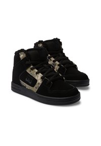 Černé vysoké tenisky s bočním panelem v camouflage, jemnou koženou podšívkou a černými tkaničkami; gumová podrážka s detaily značky.