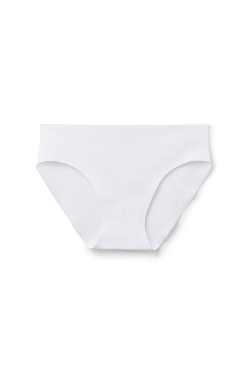 Vita bomullsbrief med en slät textur, medelhög design och måttlig täckning. Har klassiska benöppningar och midjeresår.