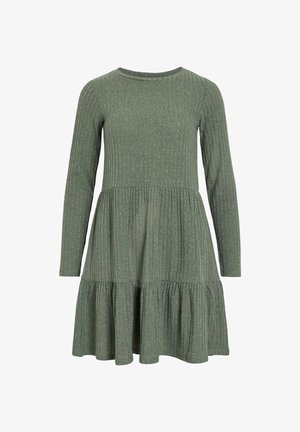 Zelena rebrasta obleka z dolgimi rokavi, okroglo izrezom in obliko večstopenjskega krila, izdelana iz mehke, teksturirane tkanine.