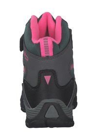 Bota de senderismo negra y gris con una parte superior de malla, acentos en rosa y una lengüeta de tirón a rayas. Presenta una suela de goma texturizada y una correa ajustable.