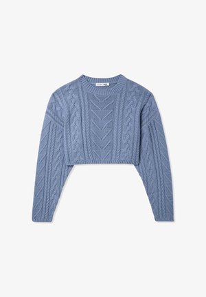 Maglione lavorato a maglia azzurro chiaro con motivi a treccia, maniche lunghe e scollatura rotonda. Tessuto testurizzato con polsini a coste.