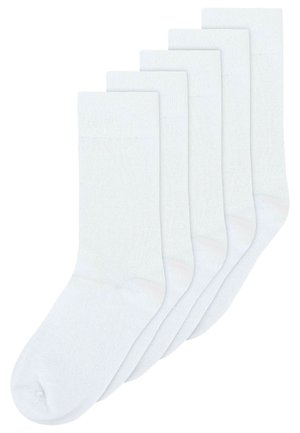 Cinq paires de chaussettes blanches unies de longueur moyenne empilées en arrangement décalé sur un fond blanc.