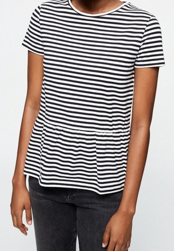 Svart och vit randig kortärmad topp med rund hals och rynkad peplum vid midjan. Mjuk, lättviktig tyg.