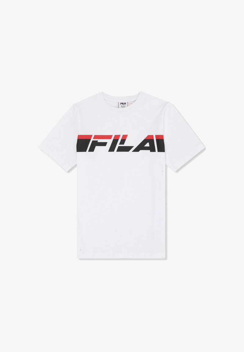 Camiseta blanca de manga corta con el logo de FILA en letras mayúsculas negras y rojas en el pecho.