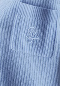 Jasnoniebieski dziany sweter z teksturowanym prążkowanym wzorem i małą przednią kieszenią z haftowanym logo.