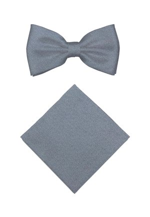 Nœud papillon en tissu gris et pochette assortie présentés sur fond blanc.