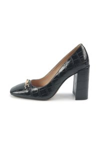 Pantofii negri din piele patentată cu un model texturat de crocodil, vârf ascuțit, toc gros și un accent cu logo de ton aurit pe părți.