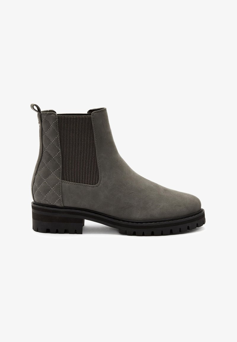 Botte Chelsea en daim gris avec panneau arrière matelassé, élastique latéral, languette de tirage et semelle à crampons pour une meilleure traction.