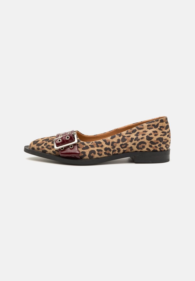 Chaussure plate avec imprimé léopard, bout pointu, semelle noire et grand détail de boucle rouge foncé sur l'avant.