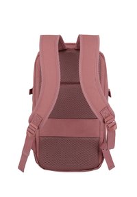 Zaino rosa pallido con pannelli in tessuto mesh e tessuto solido, spallacci imbottiti e forma ergonomica. L'hardware visibile include spallacci regolabili.