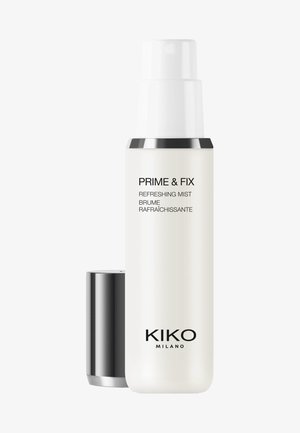 KIKO MILANO PRIME & FIX erfrischendes Spray in einer klaren Flasche mit einem weißen Pumpkopf und silbernen Akzenten, mit schwarzem Text auf der Vorderseite.