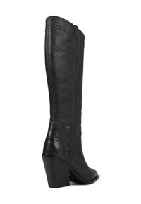 Bottes noir en cuir, arrivant jusqu'au genou, avec une texture lisse, des détails cousus, un bout effilé et un talon épais. Coutures latérales et accents métalliques visibles.