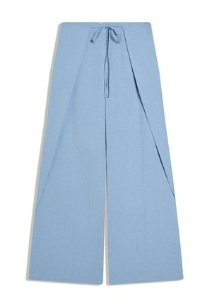 Jasnoniebieskie spodnie o szerokich nogawkach z detalem kopertowym z przodu i wiązaniem w talii, wykonane z miękkiego materiału.