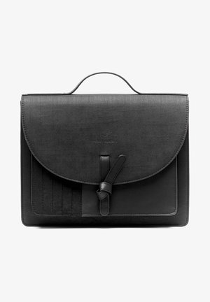 Maletín de cuero negro con un acabado texturizado, tapa curvada, cierre con lazo frontal y panel lateral para organización. Diseño simple y funcional.