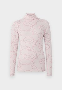 Svijetložuti turtleneck s dugim rukavima, s cvjetnim uzorkom u tamnijih ružičastim obrubima. Mekan materijal, dizajn koji se prilagođava tijelu.