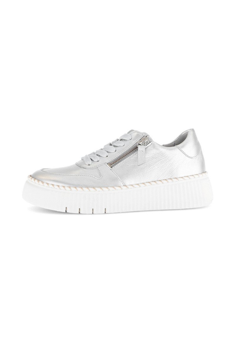 Silberne Leder-Sneaker mit einer weißen strukturierten Plattformsohle, ausgestattet mit Schnür- und Reißverschluss, sowie genähten Details entlang des Obermaterials.