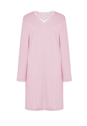 Camisa de noche rosa con mangas largas, patrón en chevrón texturizado, borde de encaje alrededor del escote y un pequeño lazo acentuado debajo del cuello.