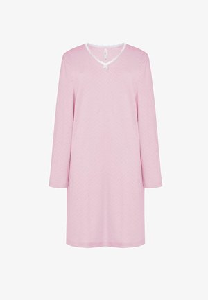 Camisa de noche rosa con mangas largas, patrón en chevrón texturizado, borde de encaje alrededor del escote y un pequeño lazo acentuado debajo del cuello.