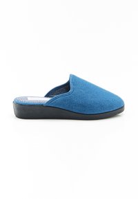 Zapatilla de tela azul con una textura suave, punta redondeada y suela de goma negra. El interior presenta un patrón a rayas. La zapatilla es sin espalda.