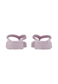 Un par de sandalias de plataforma tejidas en un suave color púrpura, con correas en forma de corazón adornadas con cristales.