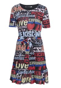 Vestido de manga corta con una mezcla de colores vibrantes y logotipos; confeccionado en material ligero con cinturón anudado y dobladillo con volantes.