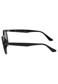 Ochelari de soare din plastic negru, cu o ramă rectangulară, având capacuri drepte și un logo pe lateral. Fabricat în Italia.