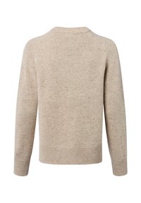 Beżowy sweter wykonany na drutach z fakturowym wykończeniem. Ma okrągły dekolt, długie rękawy raglanowe oraz ściągacze przy mankietach i na dole.